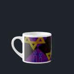Tasse Expresso L'image sur le thème de Hanukkah de SlipperyJoe's<br><div class="desc">L'image sur le thème de Hanukkah de SlipperyJoe's étoile de David jaune doré bougies bleues avec des flammes orange idée cadeau d'art inspiré de la menorah identité juive spiritualité vacances rétro motif symétrique gras fond en grille en forme de diamant mélange tradition et design vibrant effet damier violet noir célébration...</div>