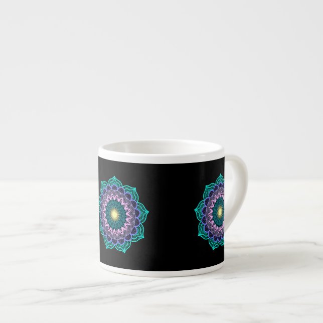 Tasse Expresso Mandala coloré sur fond noir (Devant droit)