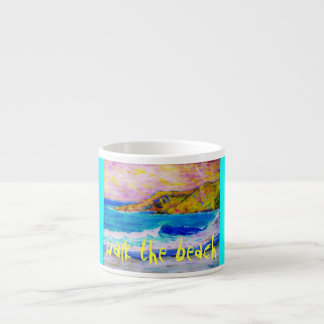 Tasse Expresso marcher sur la plage
