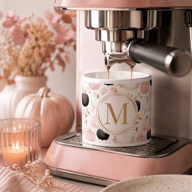 Tasse Expresso Monogramme de citrouille moderne – Initiale person (Créateur téléchargé)