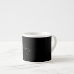 Tasse Expresso Noir minimaliste et élégant nom de script or<br><div class="desc">Le moderne noir minimaliste & élégant script de calligraphie nom espresso tasse facilement personnalise votre nom. Le design minimaliste simple et tendance est parfait pour tous les amateurs de design chic.</div>