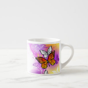 Tasse Expresso Papillons Monarque sur Arrière - plan pourpre