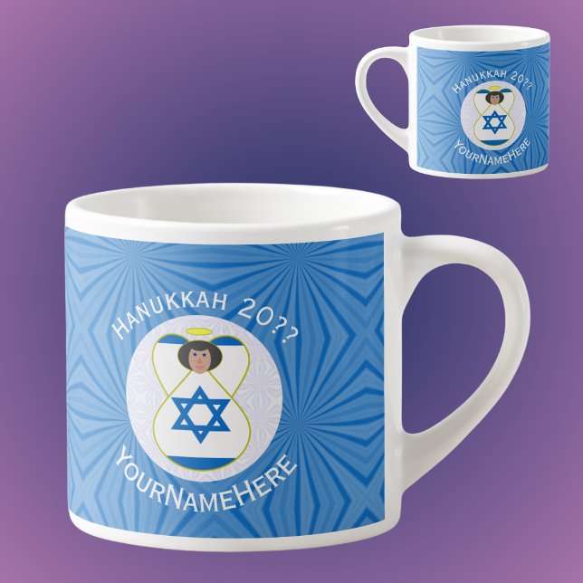 Tasse Expresso Pavillon Hanoukka israélien personnalisé (Personalized espresso cup for Hanukkah with an angel dressed in the Israeli flag. White text.)