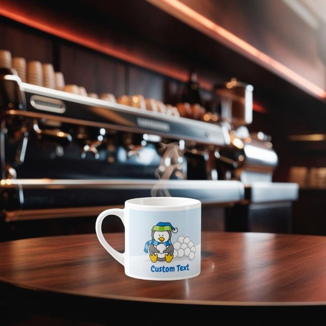 Tasse Expresso Petit pingouin assis avec des boules de neige (Créateur téléchargé)