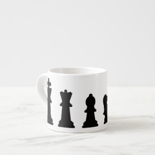 Tasse Expresso Pièces d'échecs noires sur le blanc