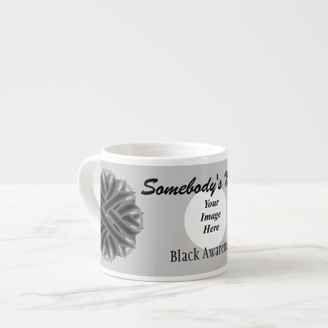 Tasse Expresso Ruban à fleurs noires par Kenneth Yoncich Modèle (Devant gauche)