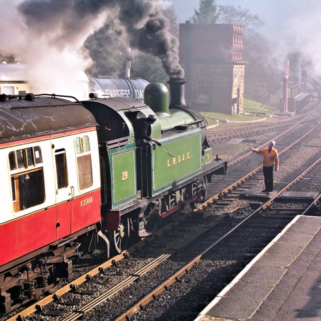 TASSE EXPRESSO TRAINS À VAPEUR (A beautifully restored steam train and carriages of a bygone era.)