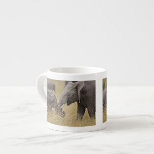 Tasse Expresso Un éléphant d'Afrique paissant dans les champs