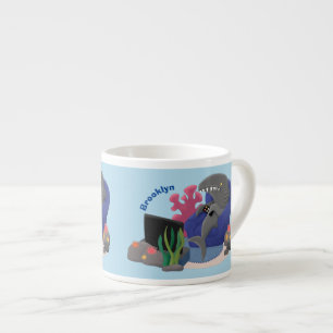 Tasse Expresso Un requin drôle en regardant la bande dessinée de