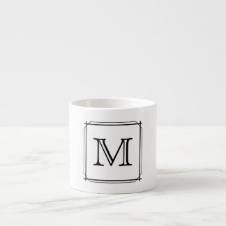 Tasse Expresso Votre Lettre. Monogramme noir et blanc.