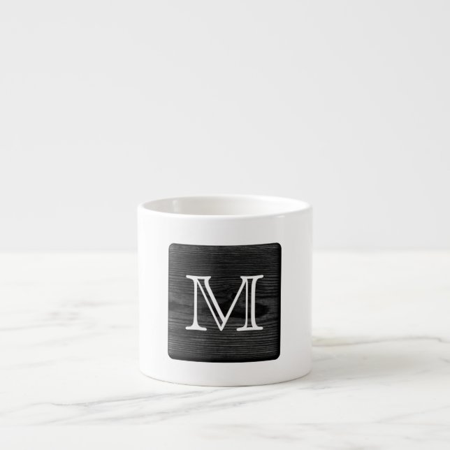 Tasse Expresso Votre Monogramme Lettre. Photo de bois noir. (Devant)
