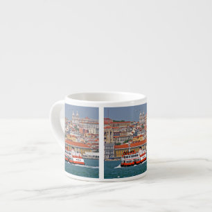 Tasse Expresso Vue Lisbonne avec vieux ferry sur le fleuve Tage