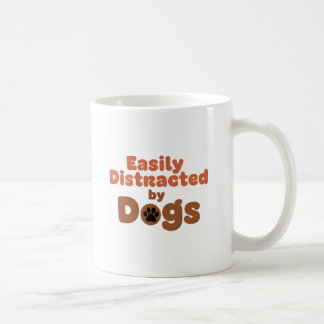 Tasse facilement distrait par les chiens