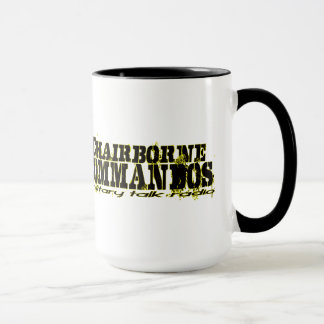 Tasse faisante le coin de lueur de jaune de tir