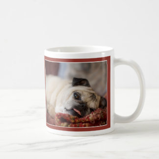 Tasse faisante une sieste de carlin