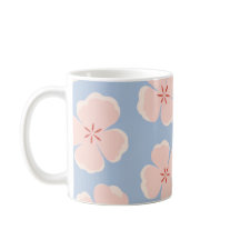Tasse florale rose clair avec fond bleu