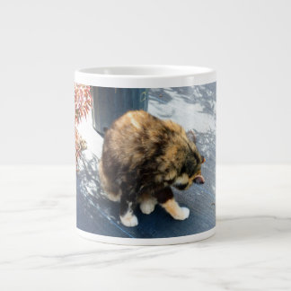 Tasse Géante chat de calicot léchant les jambes de derrière