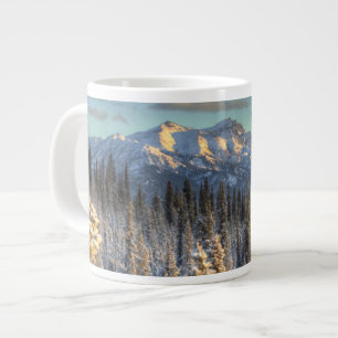 Tasse Géante Coucher du soleil sur des camarades de bâti