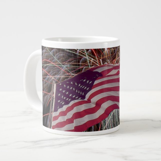 Tasse Géante Drapeau américain et feux d'artifice (Devant gauche)