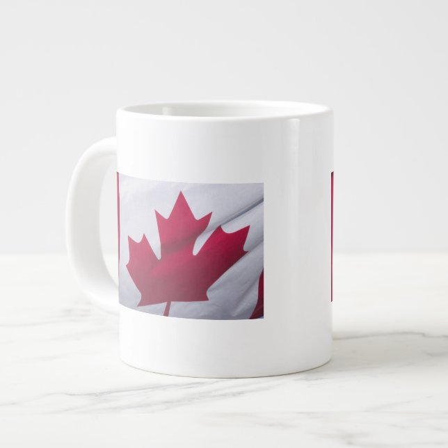 Tasse Géante Drapeau canadien. (Devant gauche)