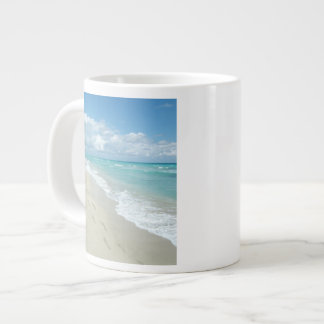 Tasse Géante Empreintes sur la plage de sable blanc, Pittoresqu