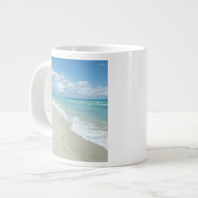 Tasse Géante Empreintes sur la plage de sable blanc, Pittoresqu (Devant gauche)