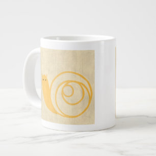 Tasse Géante Escargot jaune sur Arrière - plan crème