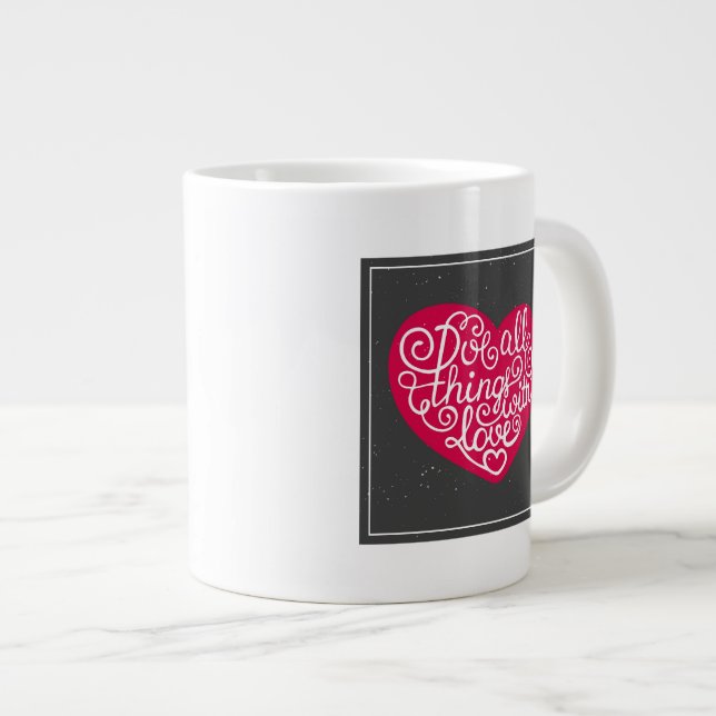 Tasse Géante Faire toutes les choses avec le rouge d'amour (Devant droit)