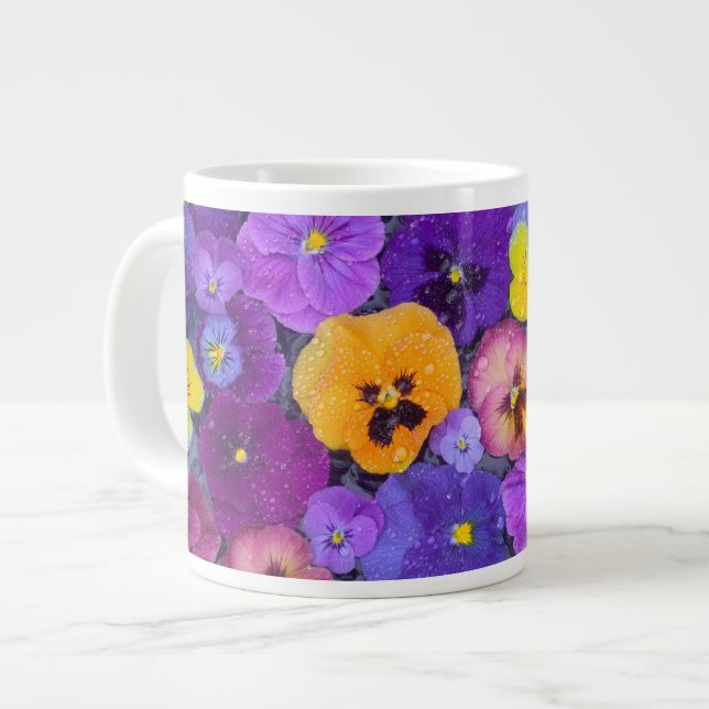Tasse Géante Fleurs de pensée flottant dans un bain d'oiseaux a (Devant gauche)