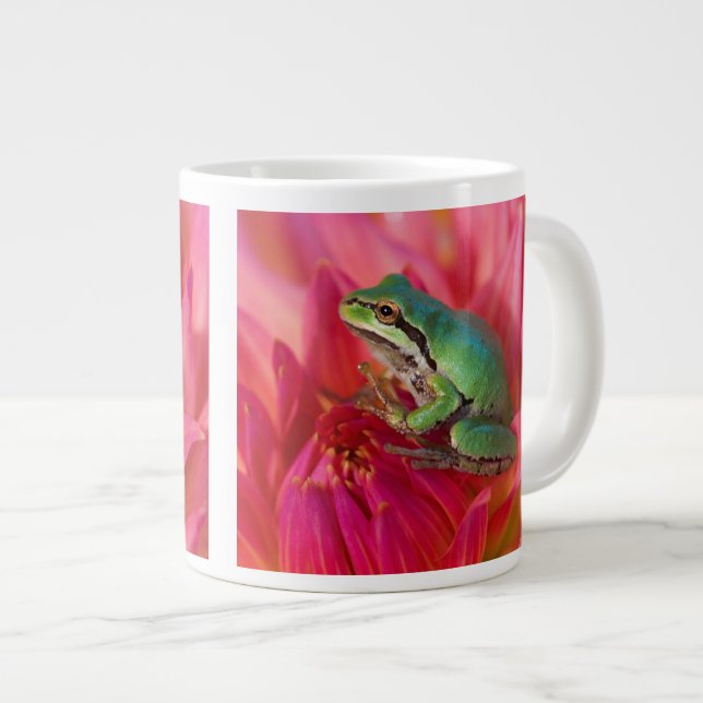 Tasse Géante Grenouille des arbres du Pacifique sur les fleurs  (Devant droit)
