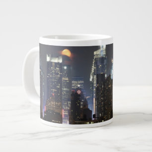 Tasse Géante La lune se lève au-dessus du Midtown New York.