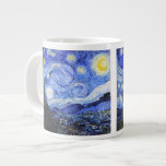 Tasse Géante La nuit étoilée de Van Gogh<br><div class="desc">Peinture à l'huile du maître néerlandais Vincent Van Gogh (1853-1890) Probablement son tableau le plus célèbre, Van Gogh peint "La Nuit étoilée" en 1889 de mémoire alors qu'il se trouvait dans un asile en France où il s'est enregistré pour la dépression. Dans le tableau, il y a la lune, Vénus...</div>