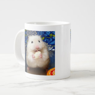 Tasse Géante Le hamster syrien bouffant Kokolinka mangeant une 