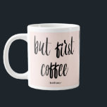 Tasse Géante Mais First Coffee Blush Ajouter photo et nom<br><div class="desc">Bleu "mais premier café",  ajoutez simplement votre nom et une photo préférée pour finir ce look mignon.</div>