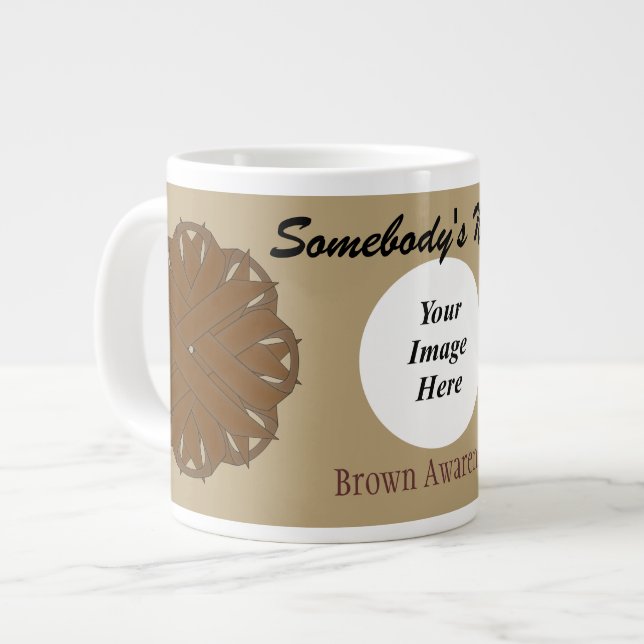Tasse Géante Modèle de ruban à fleurs Brown par Kenneth Yoncich (Devant gauche)
