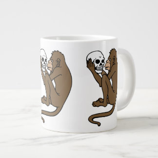 Tasse Géante Monkey tenant un crâne