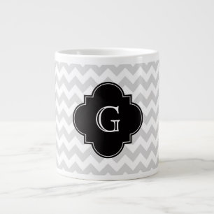Tasse Géante Monogramme de Quatrefoil noir gris clair