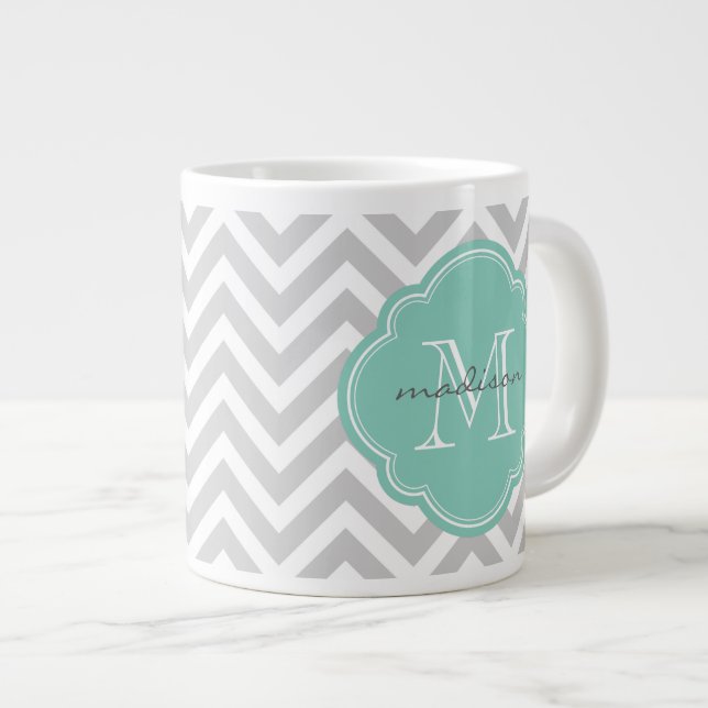 Tasse Géante Monogramme personnalisé Gris et Aqua Chevron (Devant droit)