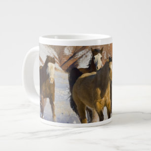 Tasse Géante Montagnes Big Horn, Chevaux courant dans la neige