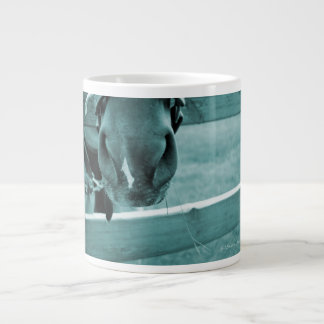 Tasse Géante museau de cheval avec le bleu de barrière de foin
