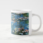 Tasse Géante Nénuphars de Claude Monet, Impressionnisme Vintage<br><div class="desc">Nénuphar (1914) de Claude Monet est une peinture de nature impressionniste vintage. Une des nombreuses variations de peintures florales de nénuphars que Monet peint par l'étang dans son jardin fleuri à Giverny, France. À propos de l'artiste : Claude Monet (1840-1926) est un fondateur du mouvement de peinture impressionniste française, dont...</div>