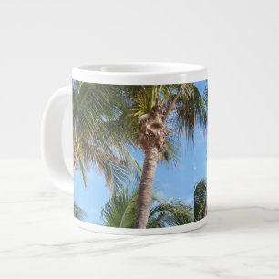 Tasse Géante Palmiers tropicaux contre la boue de ciel bleu