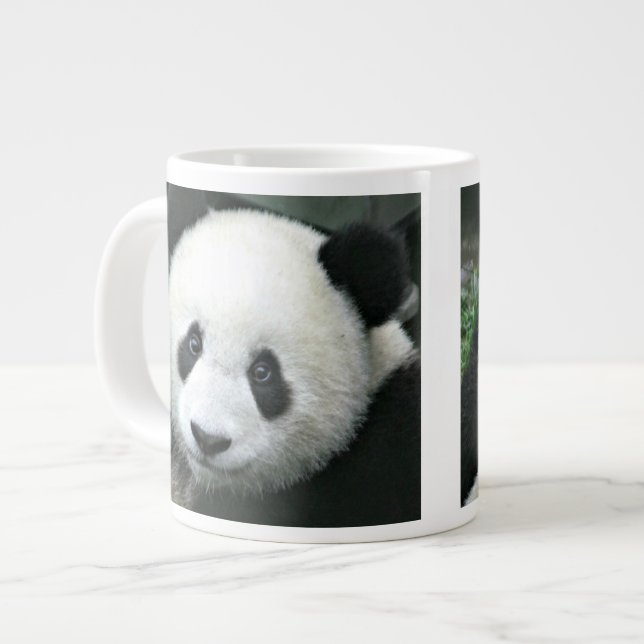 Tasse Géante Panda géant dans une prairie verte paisible (Devant gauche)