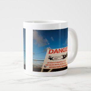 Tasse Géante Panneau d'avertissement près d'aéroport de St