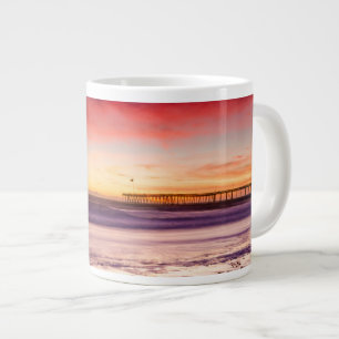 Tasse Géante Paysage marin et jetée au coucher du soleil, CA