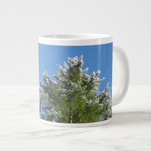 Tasse Géante Pin à pointes de neige sur le ciel bleu