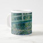 Tasse Géante Pont japonais et nappes d'eau Claude Monet<br><div class="desc">1899. Claude Monet (14 novembre 1840 - 5 décembre 1926) fut un fondateur de la peinture impressionniste française,  et le praticien le plus cohérent et le plus prolifique de la philosophie du mouvement d'exprimer ses perceptions avant la nature,  surtout s'appliquant à la peinture extérieure.</div>
