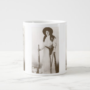 Tasse Géante Portrait photo d'une cowgirl tenant un fusil, c191