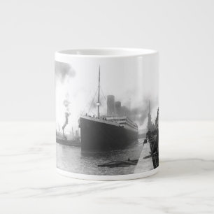 Tasse Géante Titanic aux quais de Southampton