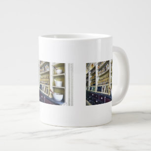 Tasse Géante Trois mortier et pilons dans la pharmacie